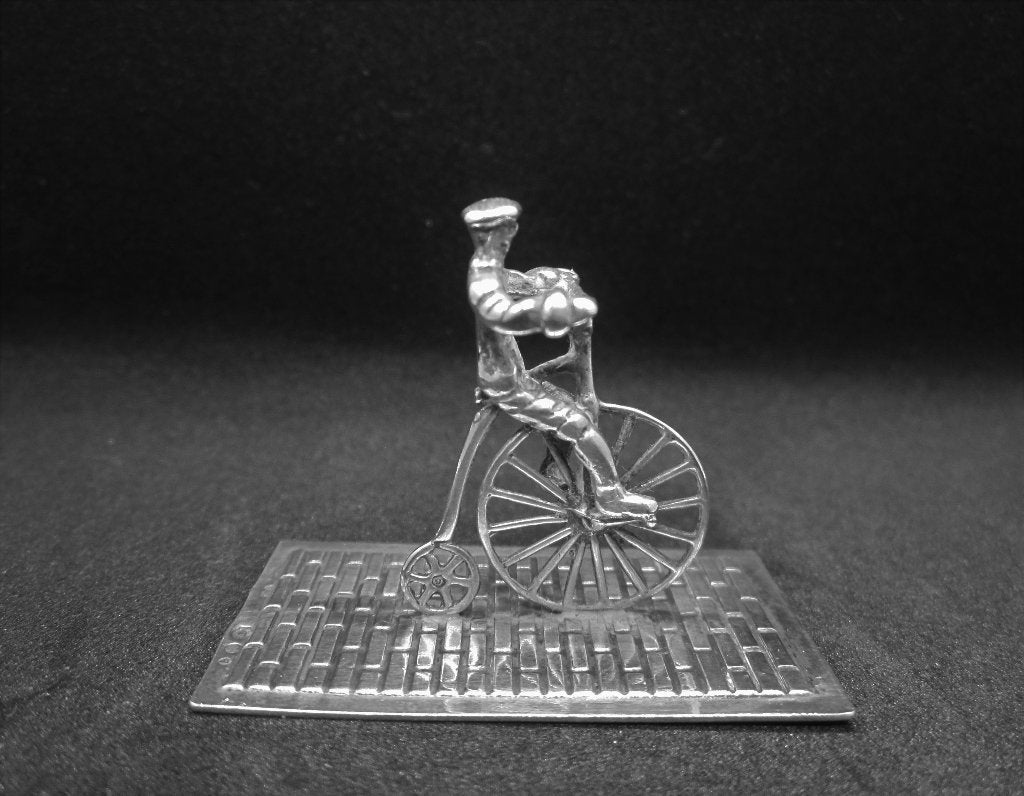 ZILVEREN MINIATUUR MAN OP EEN VÈLOCIPÈDE, Ophalen, Zilver