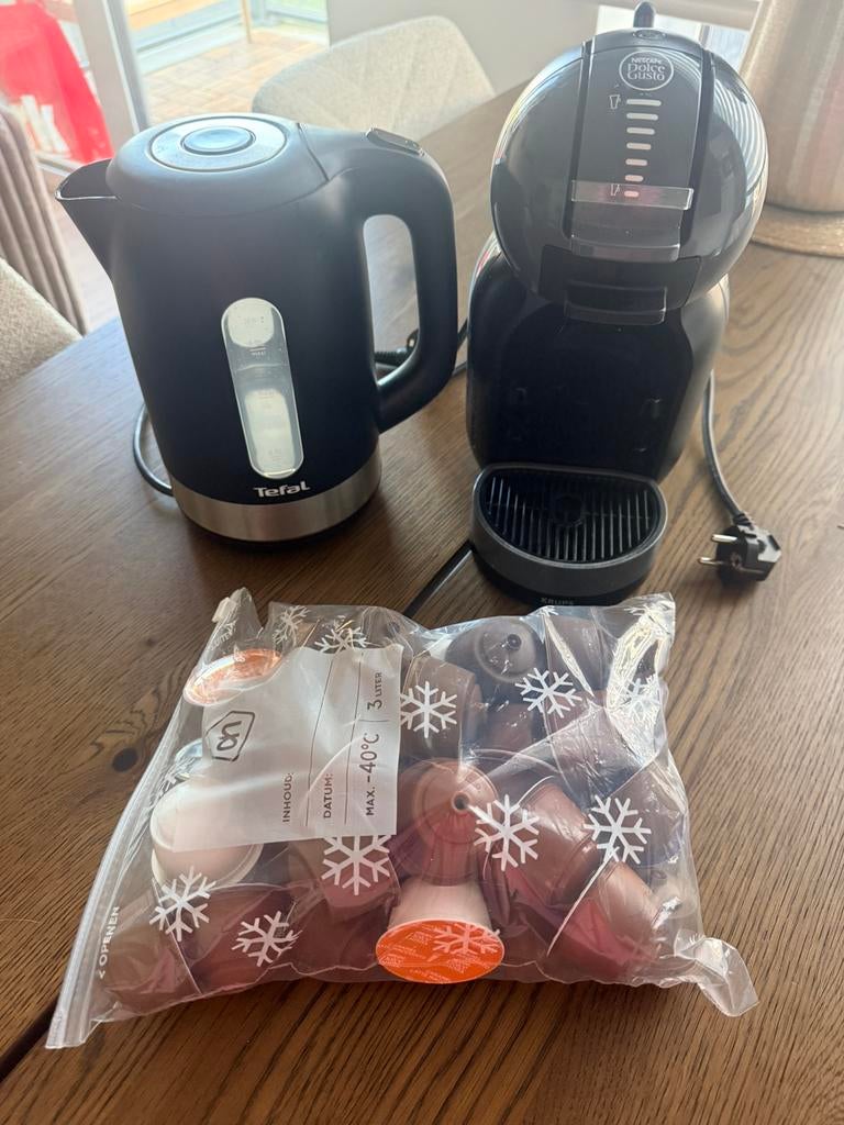 Dolce Gusto Mini Me & Tefal waterkoker - Complete set, Witgoed en Apparatuur, Koffiezetapparaten, Gebruikt, Koffiepads en cups