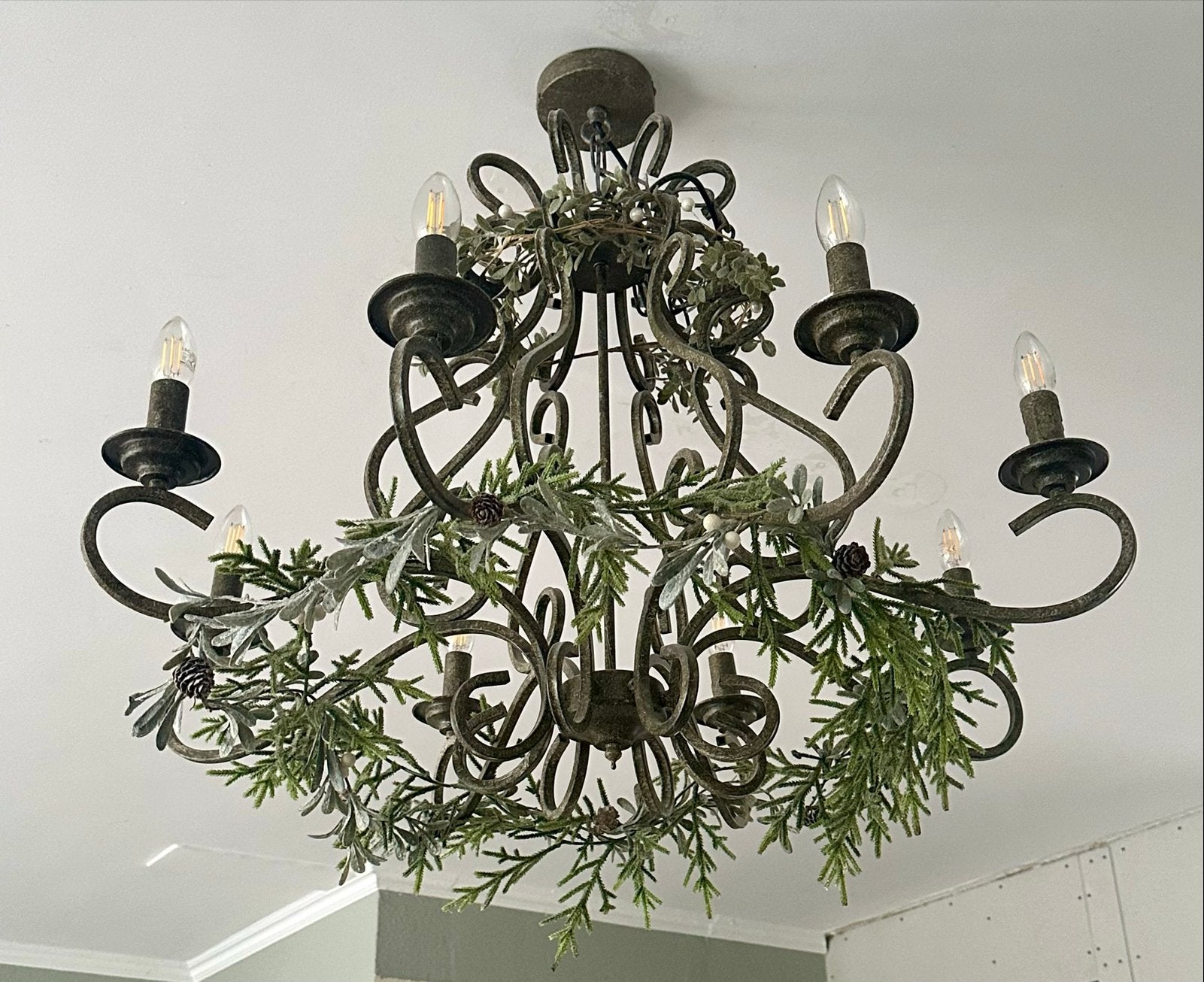 Rustieke kroonluchter met 8 armen en kerstdecoratie, Ophalen of Verzenden, Gebruikt, Metaal, E14 (klein)