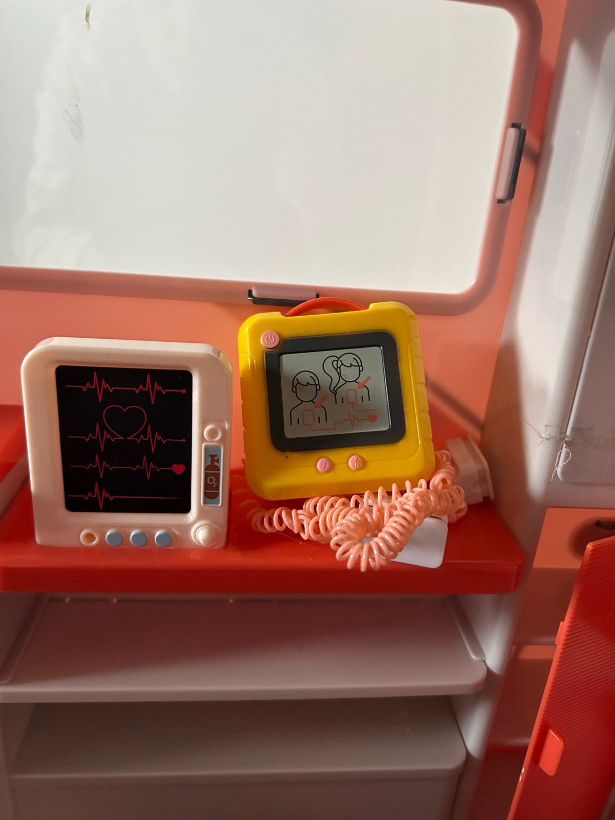 Our Generation ambulance met pop en accessoires, Ophalen, Gebruikt