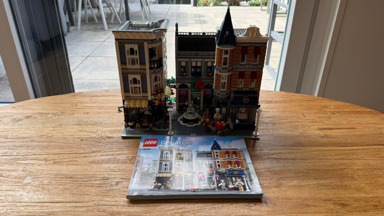 LEGO 10255 Gebouwenplein – compleet + originele boekjes, Kinderen en Baby's, Speelgoed | Duplo en Lego, Ophalen, Lego, Zo goed als nieuw