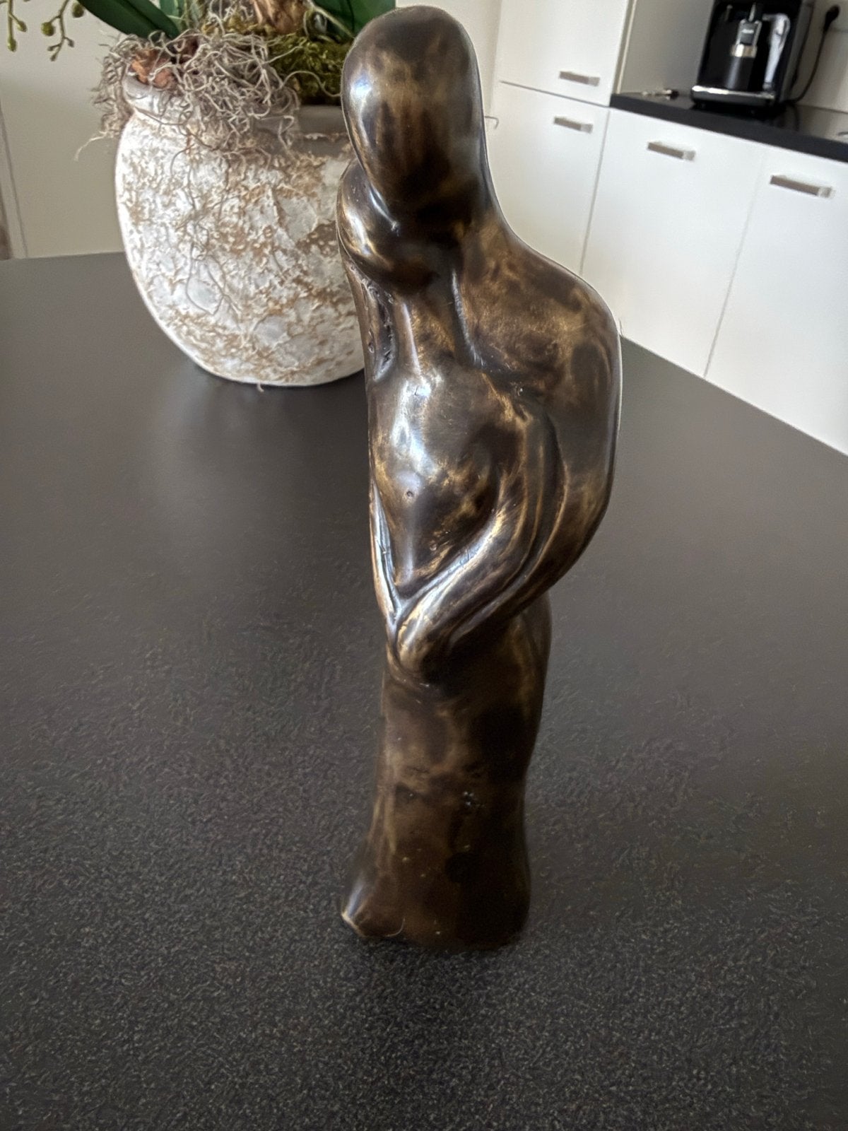 Abstract bronzen beeld van omhelzend paar, Groep mensen, Ophalen of Verzenden, 20 - 50 cm, Beeld