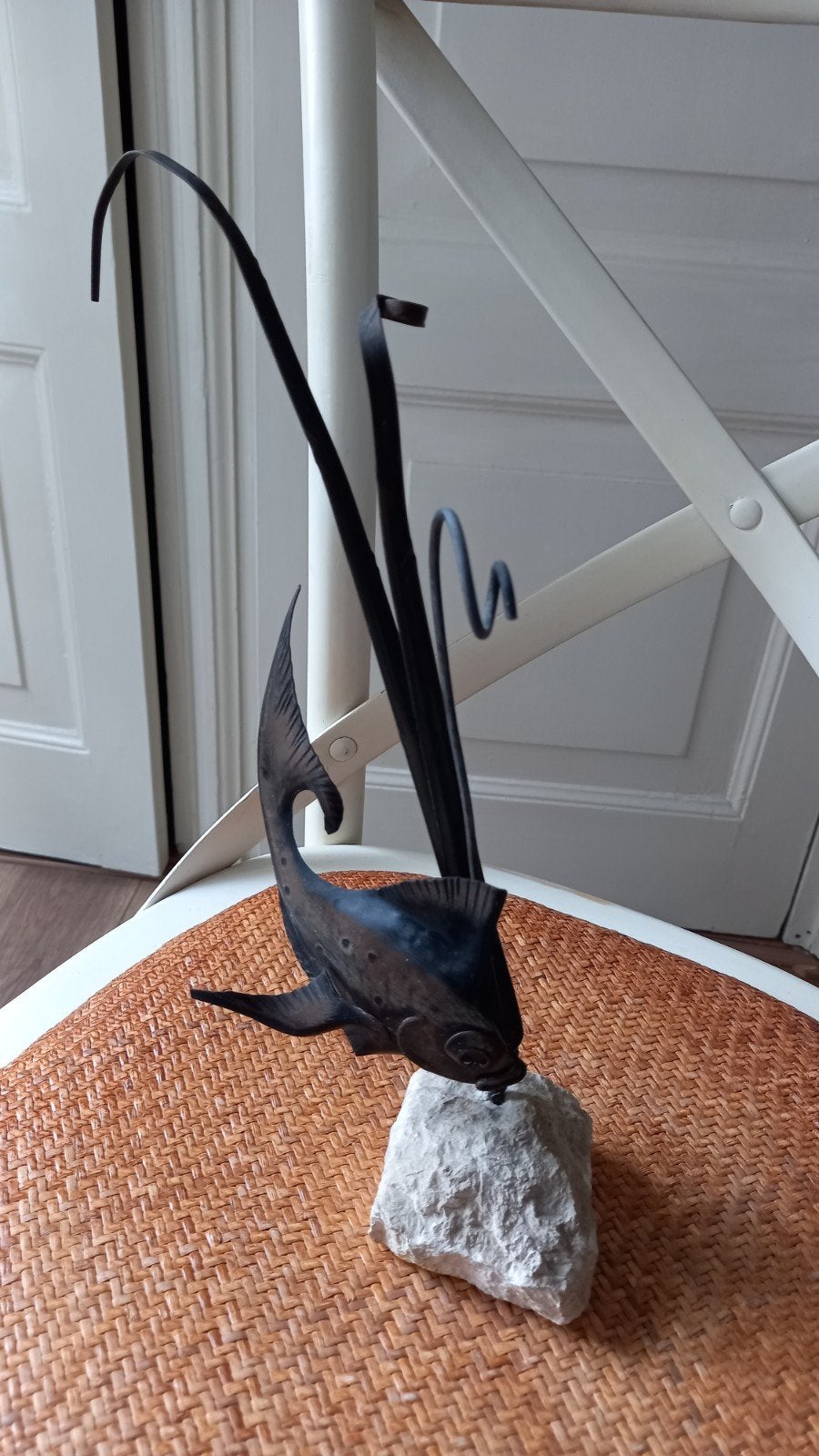 Metalen vissculptuur op steen.
Mooi vormgegeven vis voor wat, Ophalen of Verzenden