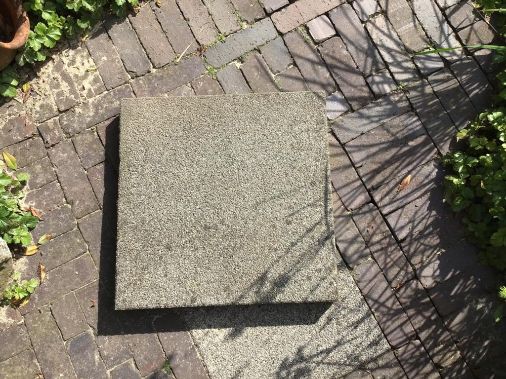 Betonen terrastegel  afgewerkt met natuurstenen bovenkant., Ophalen, Gebruikt, Overige materialen, Terrastegels