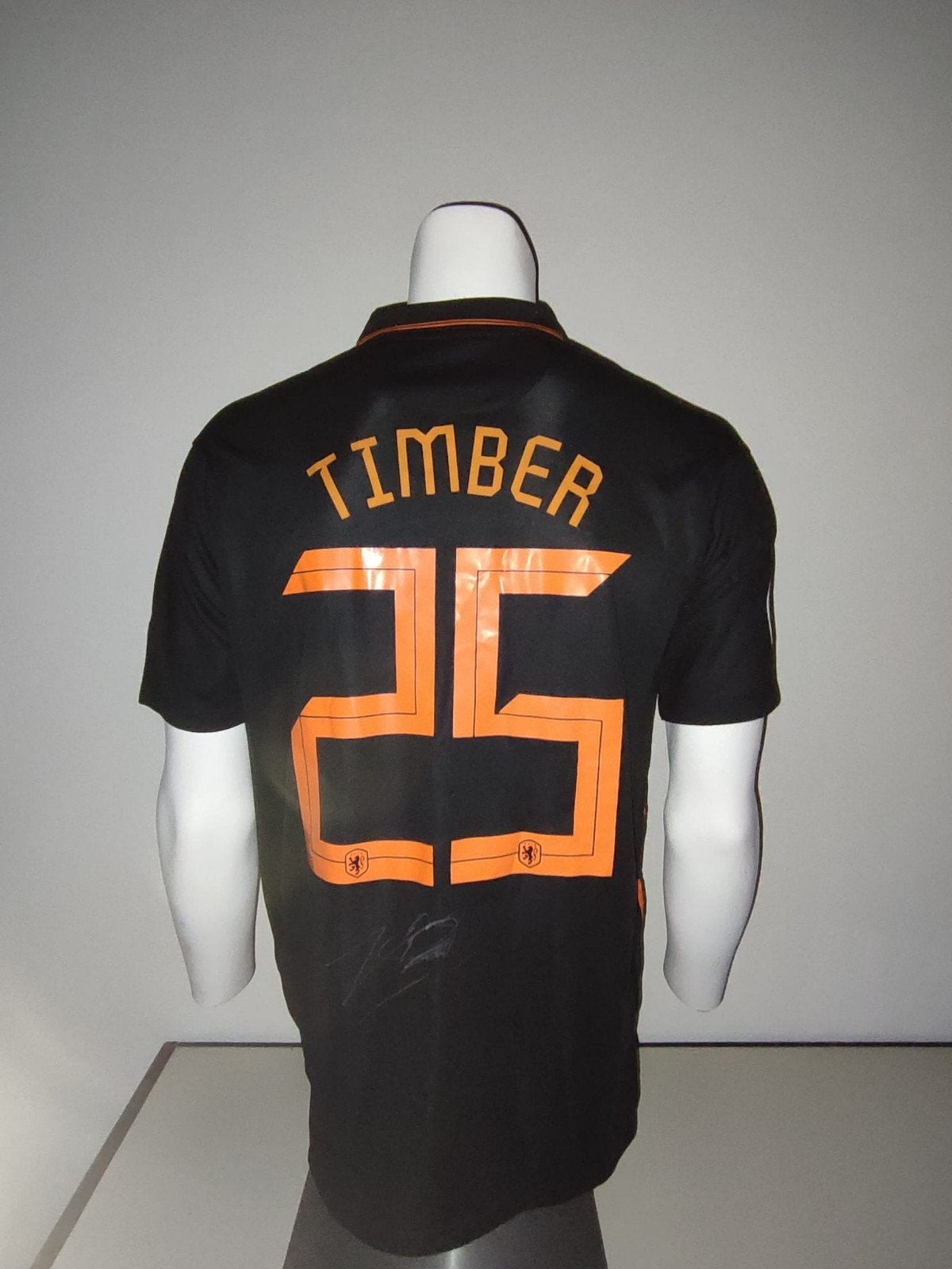 Nederlands elftal shirt gesigneerd door Timber met coa

Zie, Ophalen of Verzenden, Zo goed als nieuw, Overige binnenlandse clubs