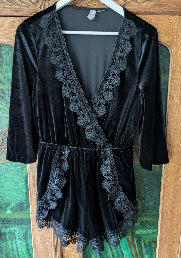 Zwarte jumpsuit met fluweel en kant korte broek maat M, Ophalen of Verzenden, Zo goed als nieuw, Maat 38/40 (M), Zwart