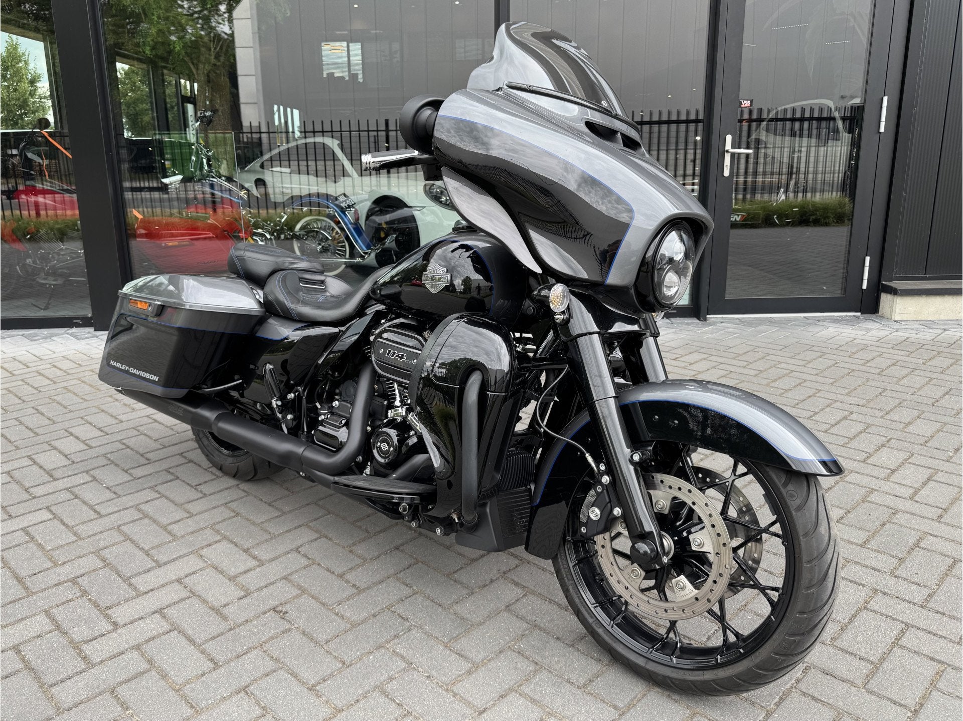 Harley-Davidson 114 FLHXS Street Glide Special To-Tone met z, Info@autogulberg.nl, Traction Control, Bedrijf, Bosbeemd 1
5741TR  BEEK EN DONK, NL