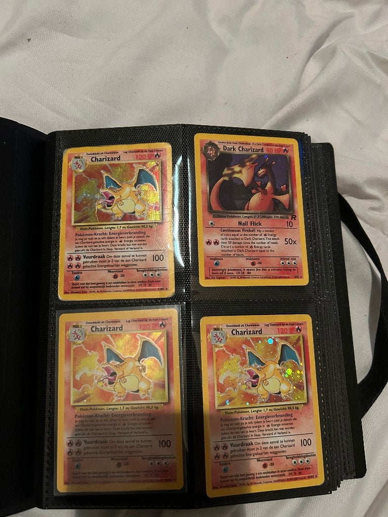 Charizard base set x3 & Dark charizard, Hobby en Vrije tijd, Ophalen of Verzenden, Zo goed als nieuw, Meerdere kaarten, Foil