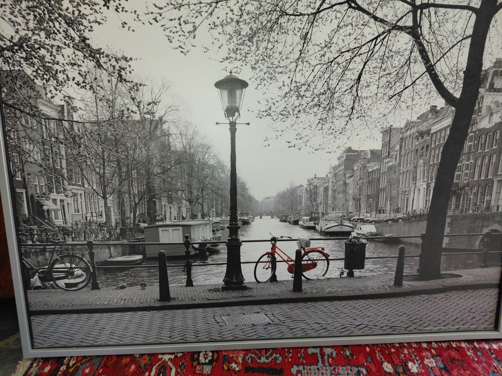 Zwart-wit Amsterdamse gracht met rode fiets, 50 – 75, Gebruikt, Ophalen of Verzenden, Print