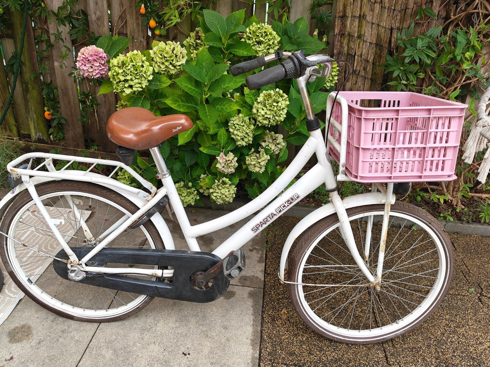 Witte Sparta meisjesfiets 24 inch met krat en versnellingen, Ophalen, Gebruikt, 24 inch, Versnellingen