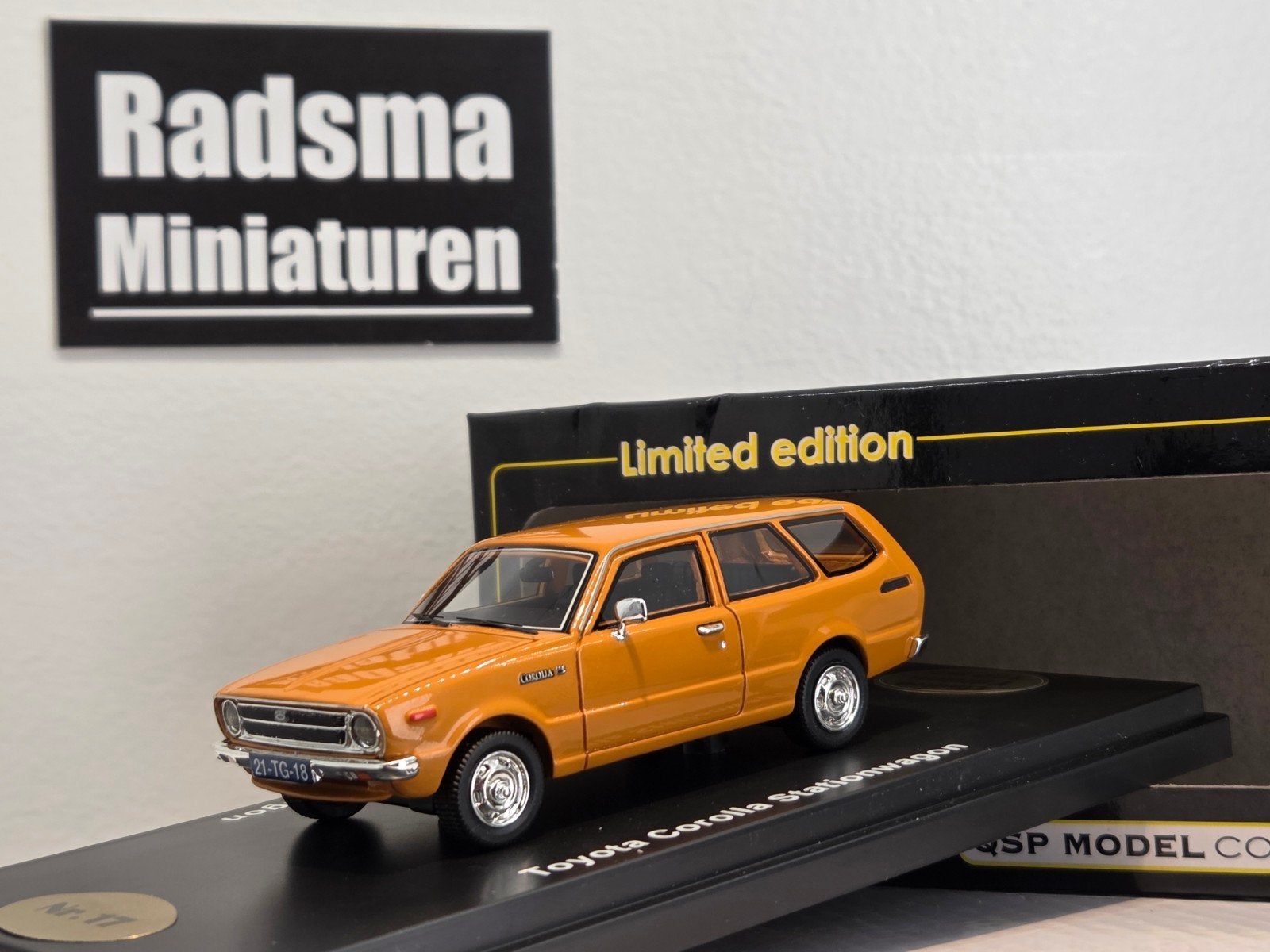 Toyota Corolla KE36 stationwagon - Oranje - 1:43 QSP Models, Overige merken, Auto, Nieuw, Ophalen of Verzenden