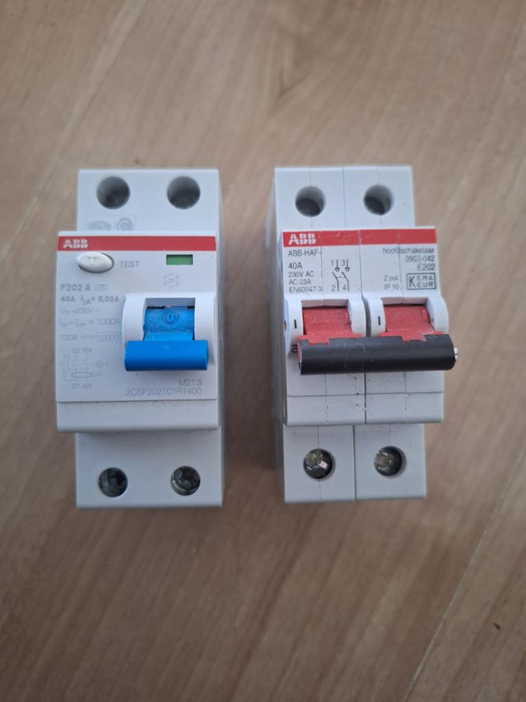 ABB 1 fase 40A hoofdschakelaar + 30mA aardlekschakelaar, Hobby en Vrije tijd, Elektronica-componenten, Ophalen of Verzenden
