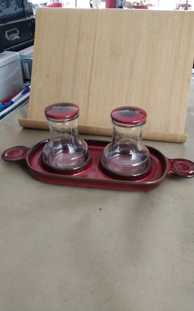 Glas zout en peper set op een Arcoroc Sierra keramiek bordje, Antiek en Kunst, Antiek | Servies los, Ophalen of Verzenden