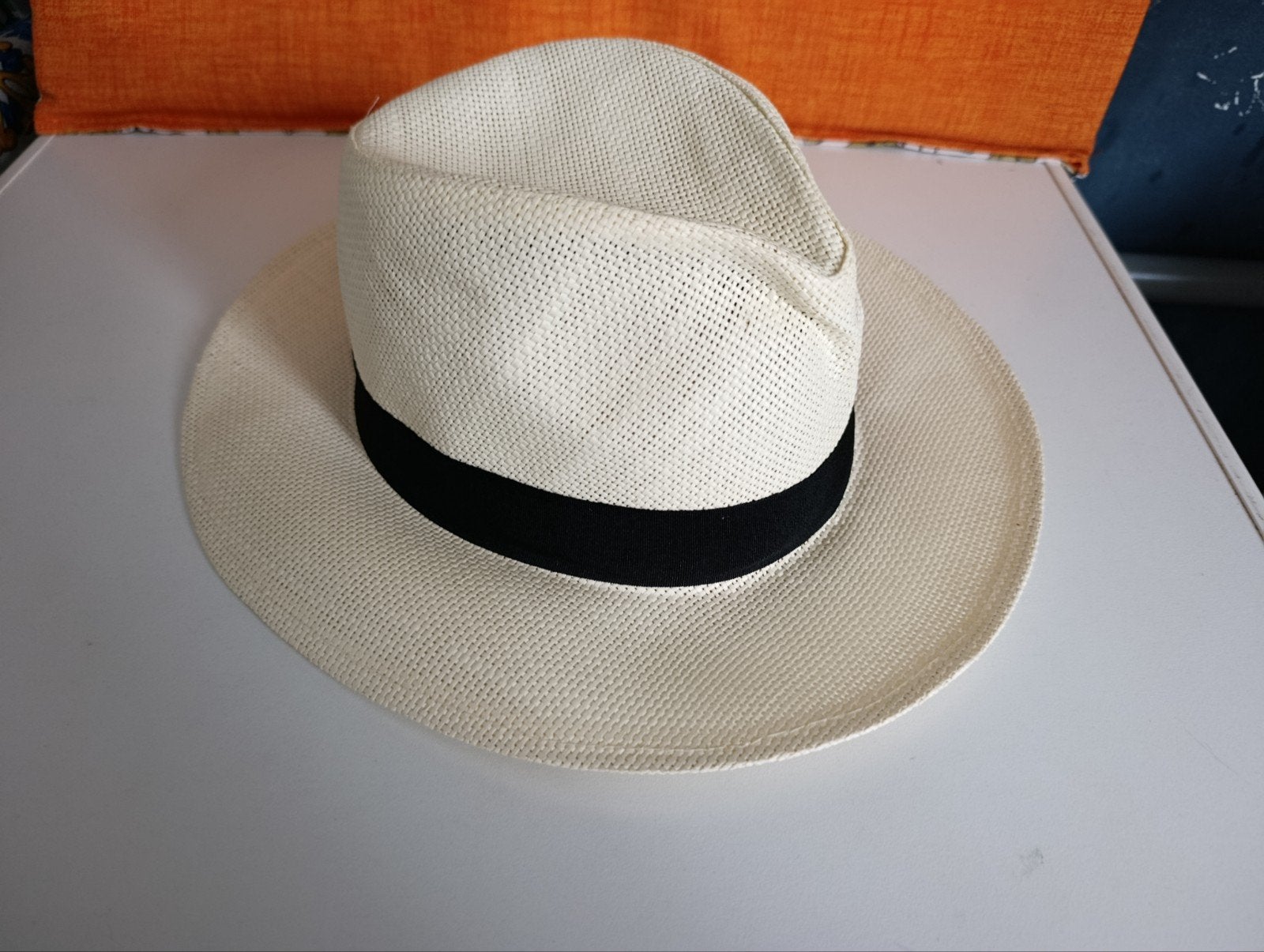 Stijlvolle witte hoed met zwarte band, Ophalen of Verzenden, Zo goed als nieuw