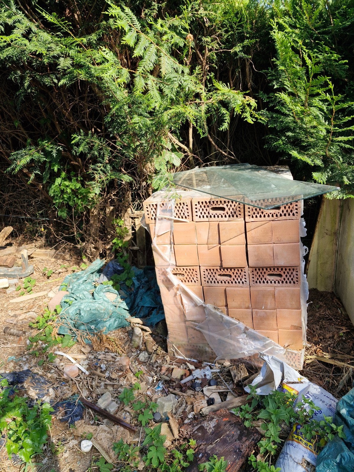 Diverse bouwmaterialen: bakstenen, dakpannen, glasblokken, Ophalen