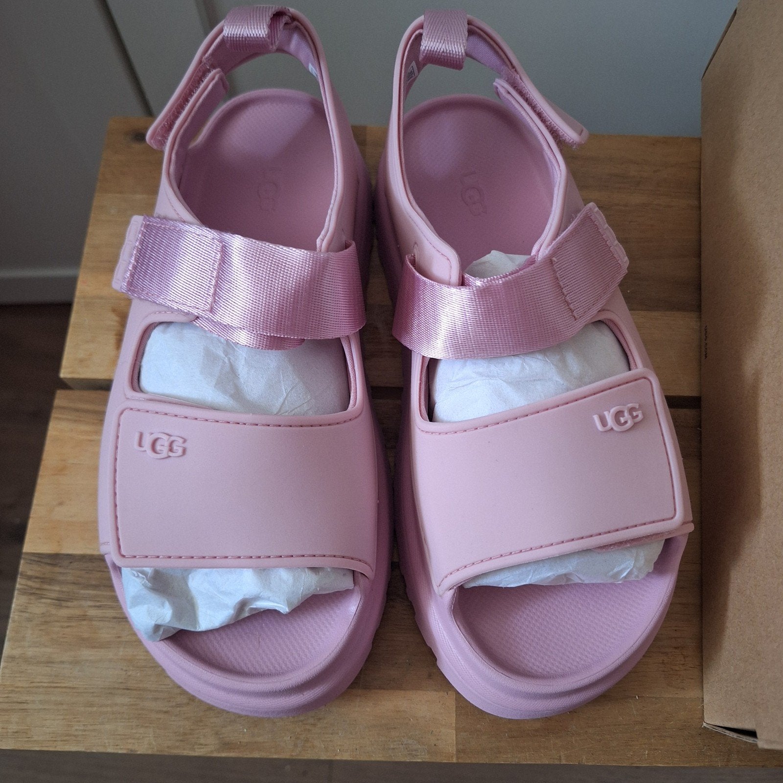 Nieuwe UGG GoldenGlow sandalen - Maat 37, Ophalen, UGG, Nieuw, Sandalen of Muiltjes