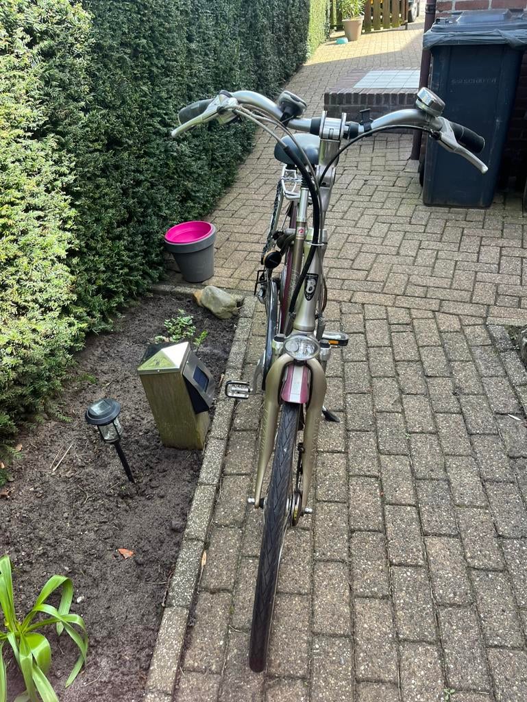 Dames fietsen e byke, Fietsen en Brommers, Fietsaccessoires | Fietshelmen, Ophalen of Verzenden, Zo goed als nieuw