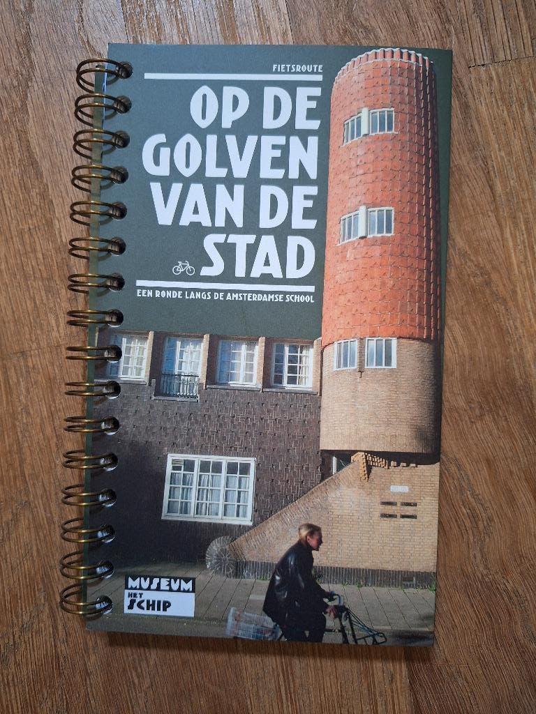 Op de golven van de stad ronde langs de Amsterdamse School, Ophalen of Verzenden, Gelezen, Architectuur algemeen