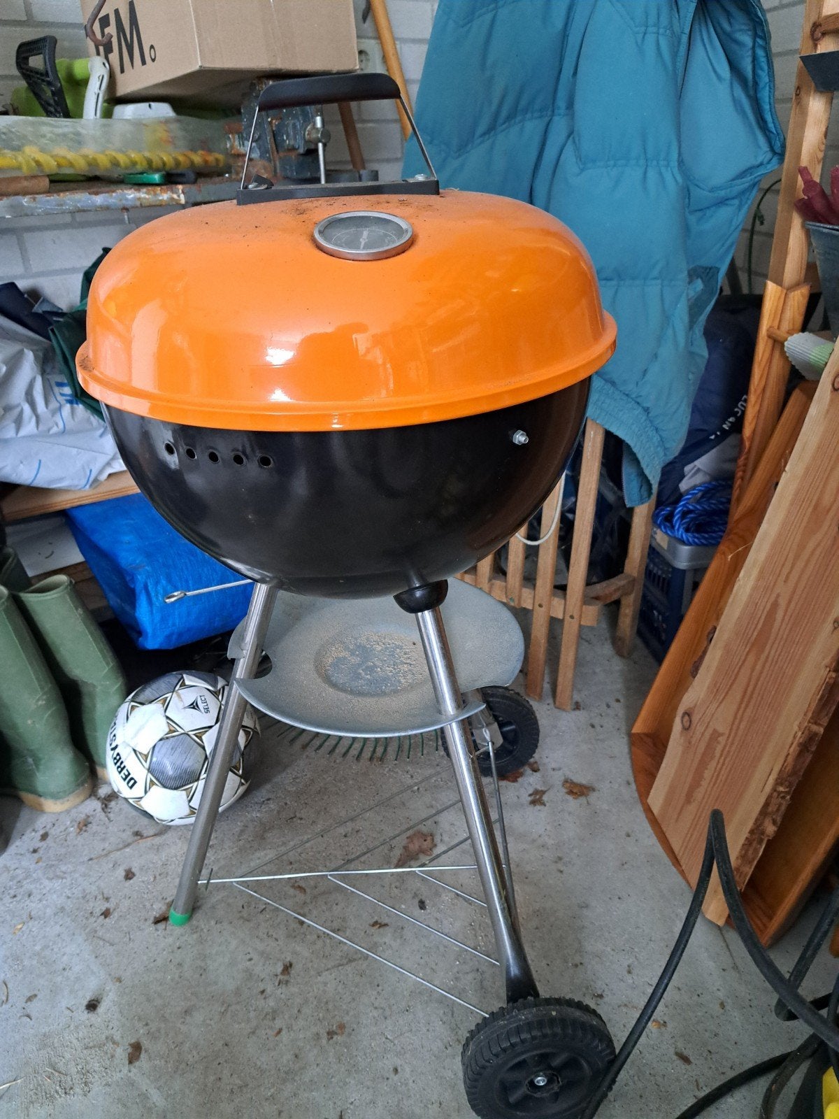 Oranje houtskool BBQ met thermometer en wielen, Ophalen, Zo goed als nieuw, Onbekend