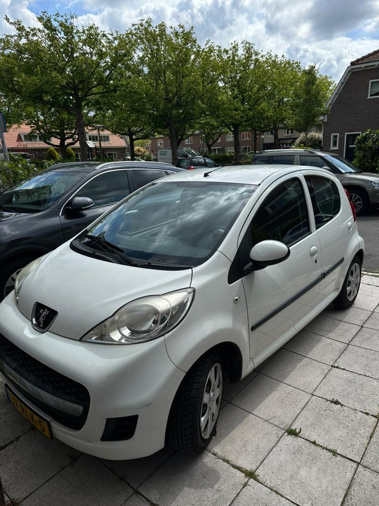Peugeot 107 1.0 12V 5DR 2011 Wit, Auto's, Voorwielaandrijving, Euro 5, Stof, Zwart