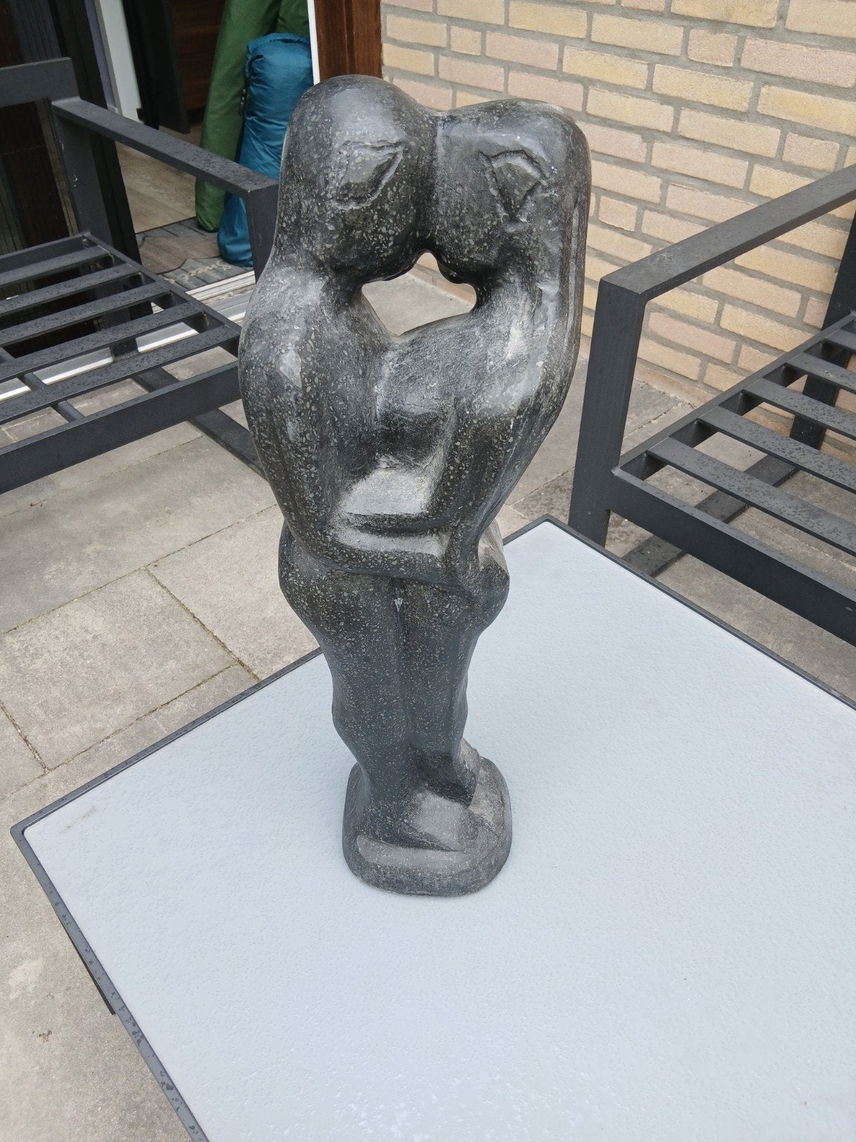 Abstracte sculptuur van omhelzend paar - Serpentijn Steen, Antiek en Kunst, Groep mensen, Handgemaakt, Zwart, Steen of Keramiek