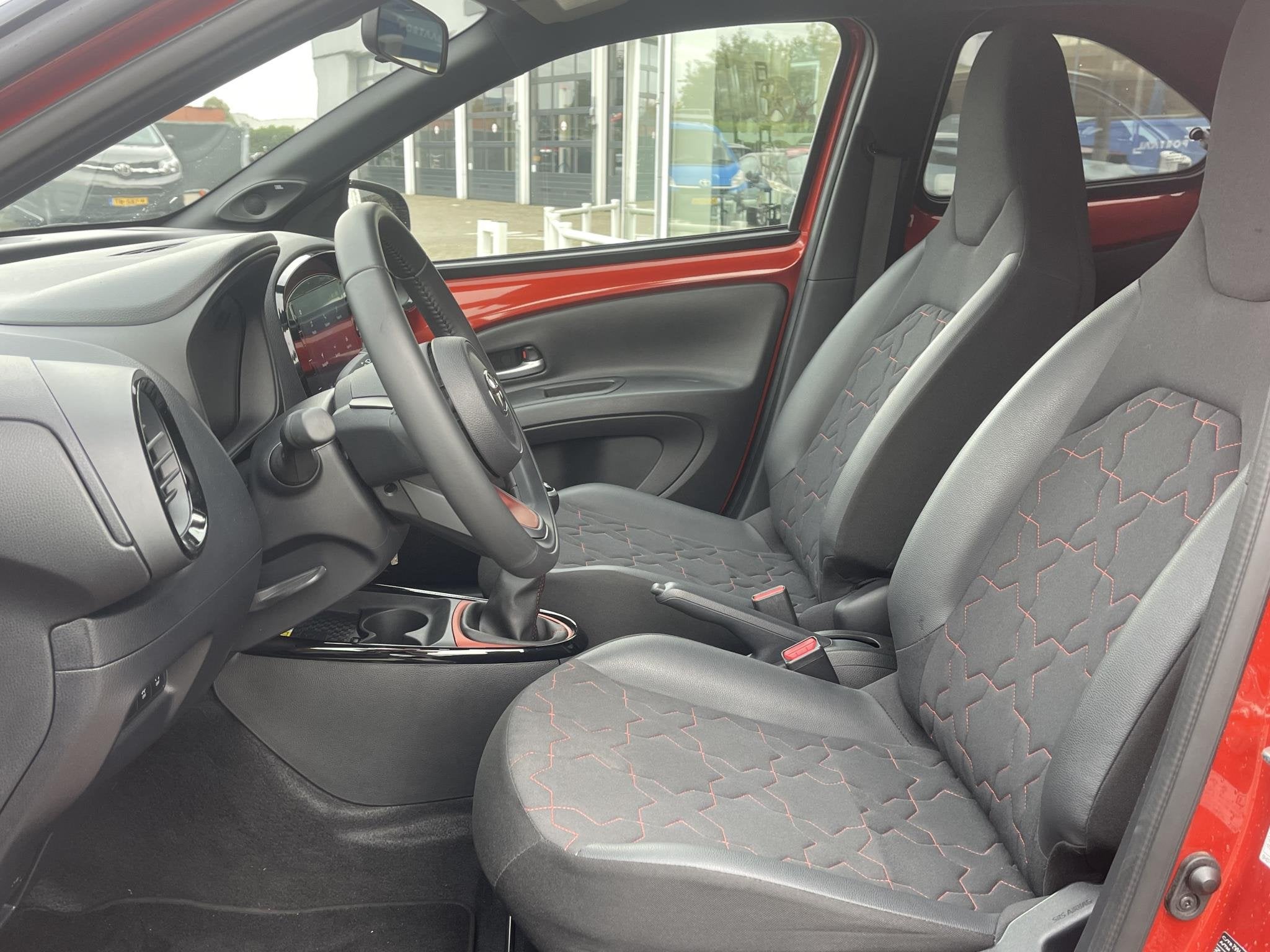 Toyota Aygo X 1.0 VVT-i MT Envy Toyota Aygo X 1.0 VVT-i MT e, Voorwielaandrijving, Gebruikt, 4 stoelen, Leder en Stof