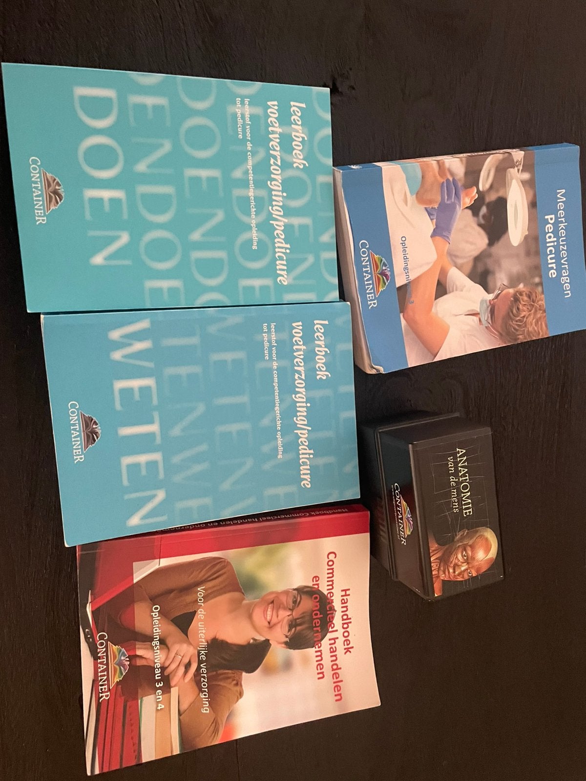 Complete set theorie boeken voor basis pedicure, Boeken, Chicklit, Ophalen, Gelezen