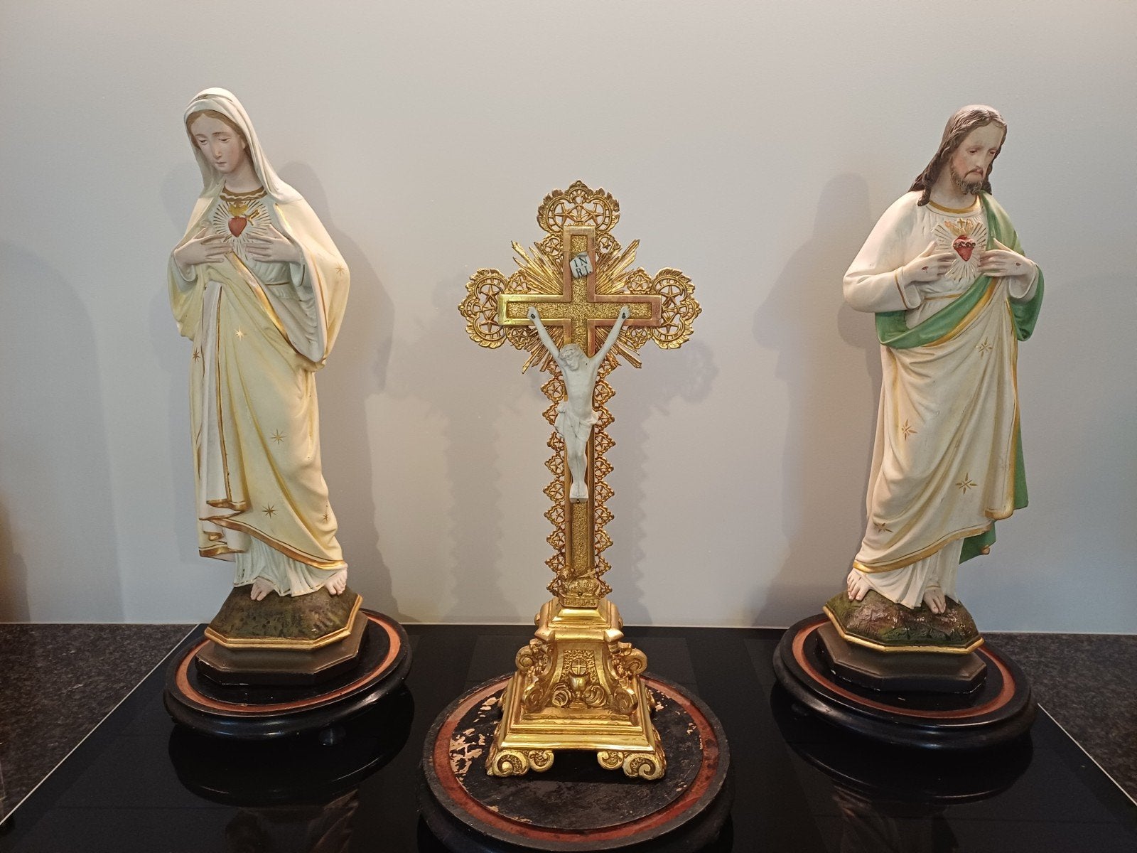 Antieke religieuze beelden en kruis onder stolp, Ophalen