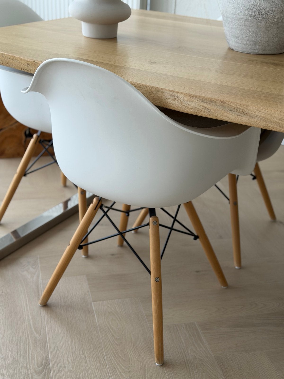 Eetkamerstoel - 4 witte kuipstoelen met licht eiken poten, Huis en Inrichting, Ophalen, Kunststof, Gebruikt, Wit