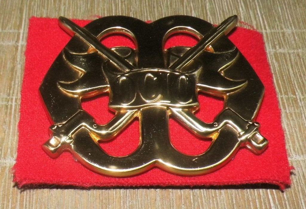 Metalen baret embleem OCIO (Opl centrum Initiële Opleidingen, Verzamelen, Militaria | Algemeen, Verzenden, Landmacht, Nederland