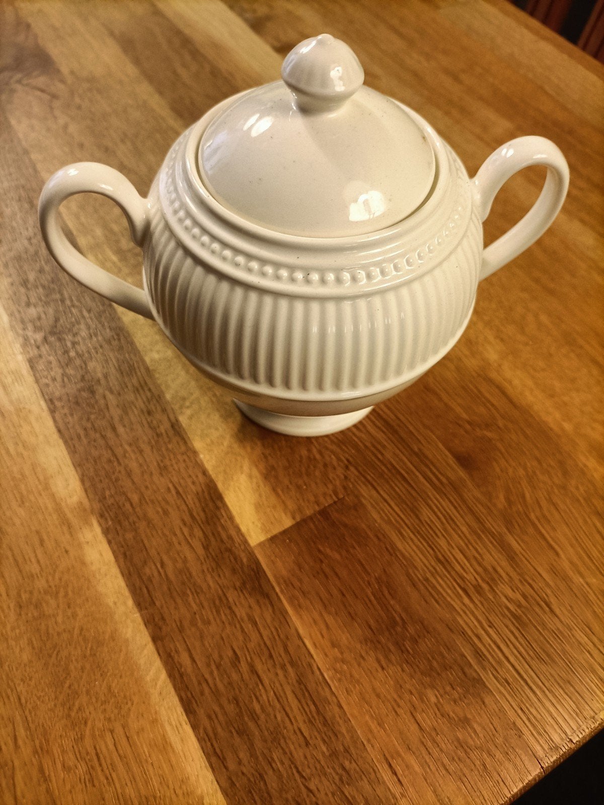 Wedgwood windsor Crèmekleurige suikerpot met deksel en handv, Huis en Inrichting, Keuken | Servies, Overige merken, Overige typen