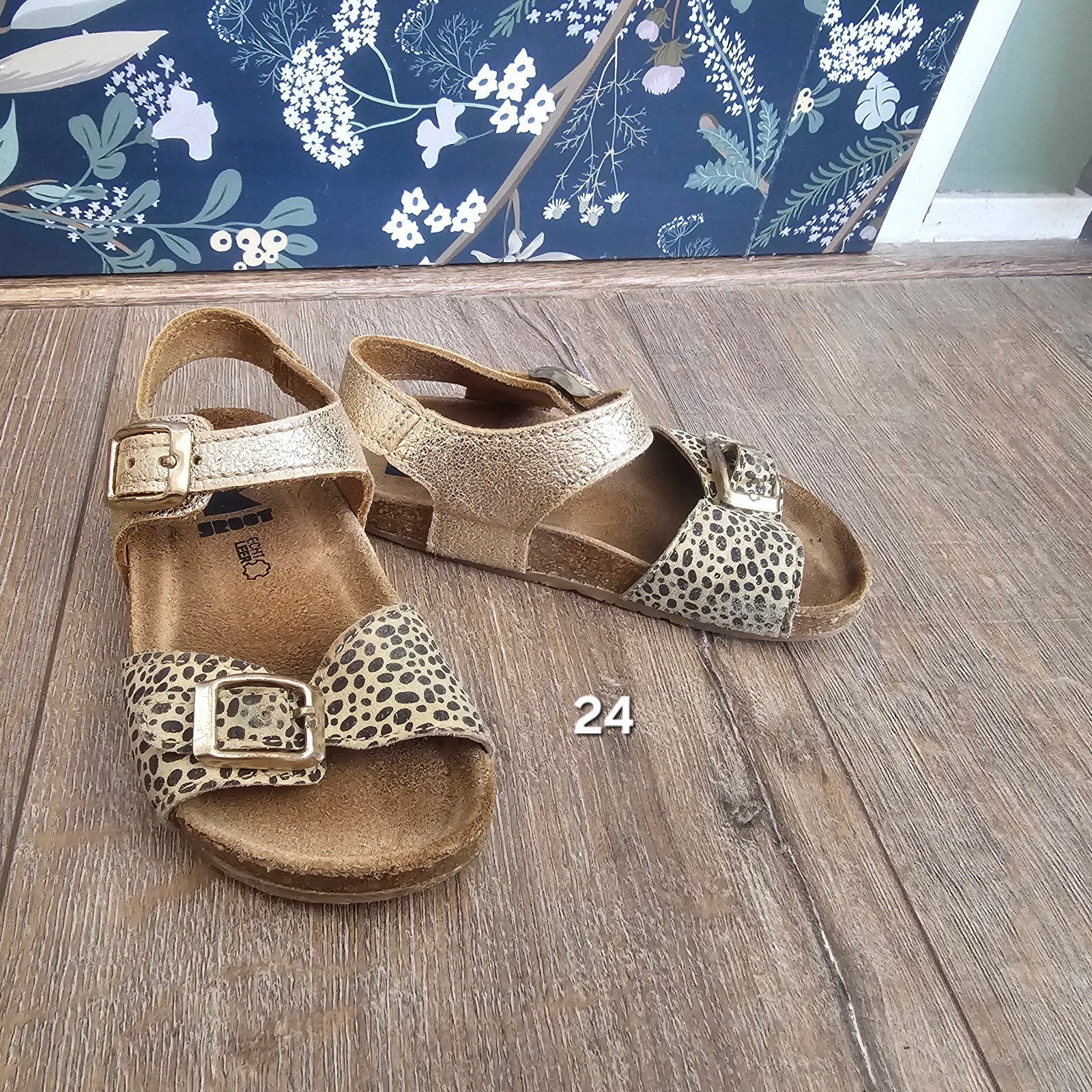 Gouden sandalen met luipaardprint, maat 24, Gebruikt, Jongen of Meisje, Schoenen, Ophalen of Verzenden