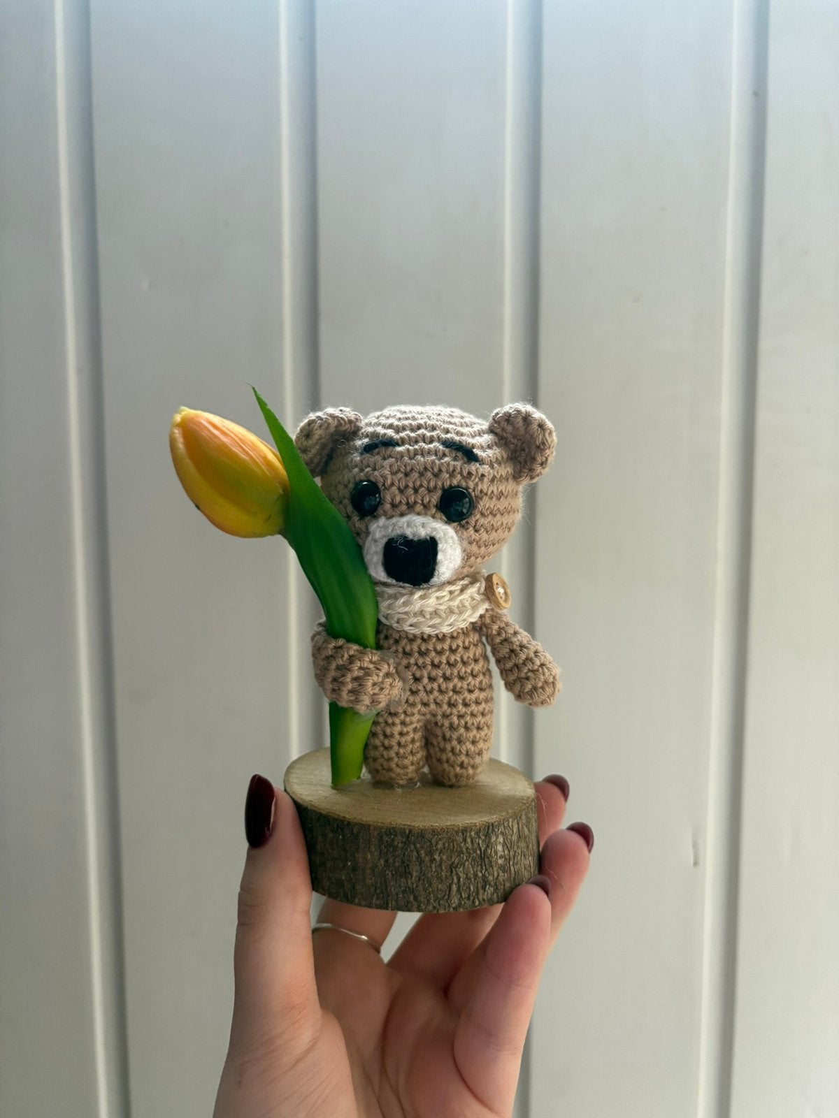 Gehaakt beertje met tulp op boomstam, Ophalen of Verzenden, Gebruikt