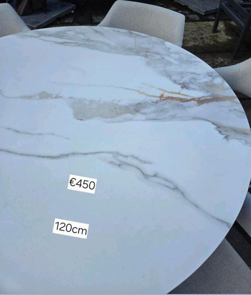 ZEER MOOIE RONDE TAFEL MET KERAMIEK TAFELBLAD EN KRUISPOOT, Tuin en Terras, Ophalen