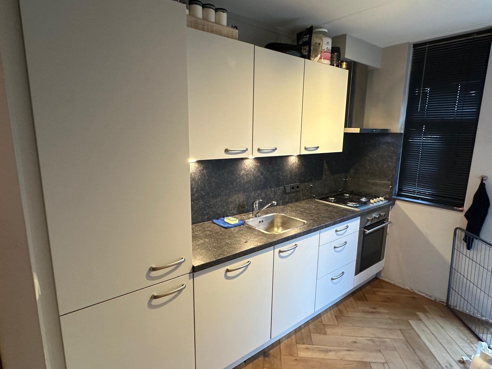 Complete keuken met inbouwapparatuur in goede staat, Huis en Inrichting, Keuken | Complete keukens, Ophalen, Gebruikt, Wit, Hoekkeuken