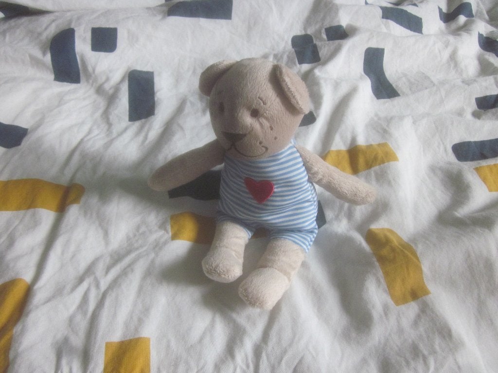 Mooi nieuw  knuffel beertje met  streepjes pakje met hartje, Kinderen en Baby's, Speelgoed | Knuffels en Pluche, Ophalen of Verzenden
