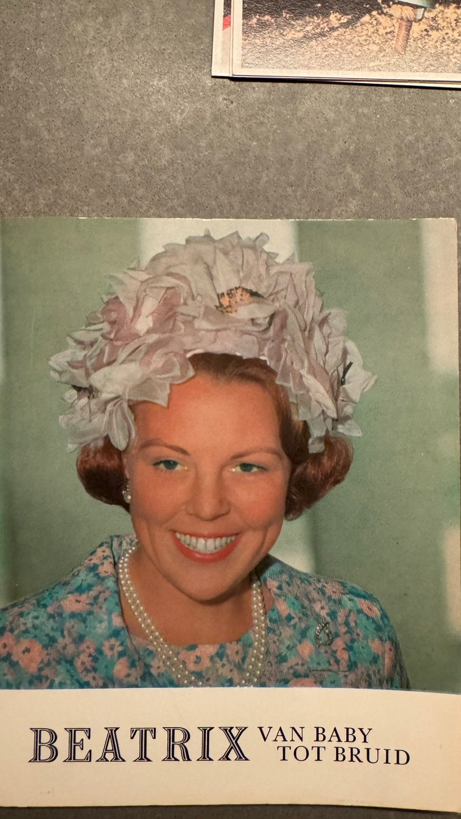 Boek Beatrix van baby tot bruid, Ophalen, Zo goed als nieuw, Tijdschrift of Boek