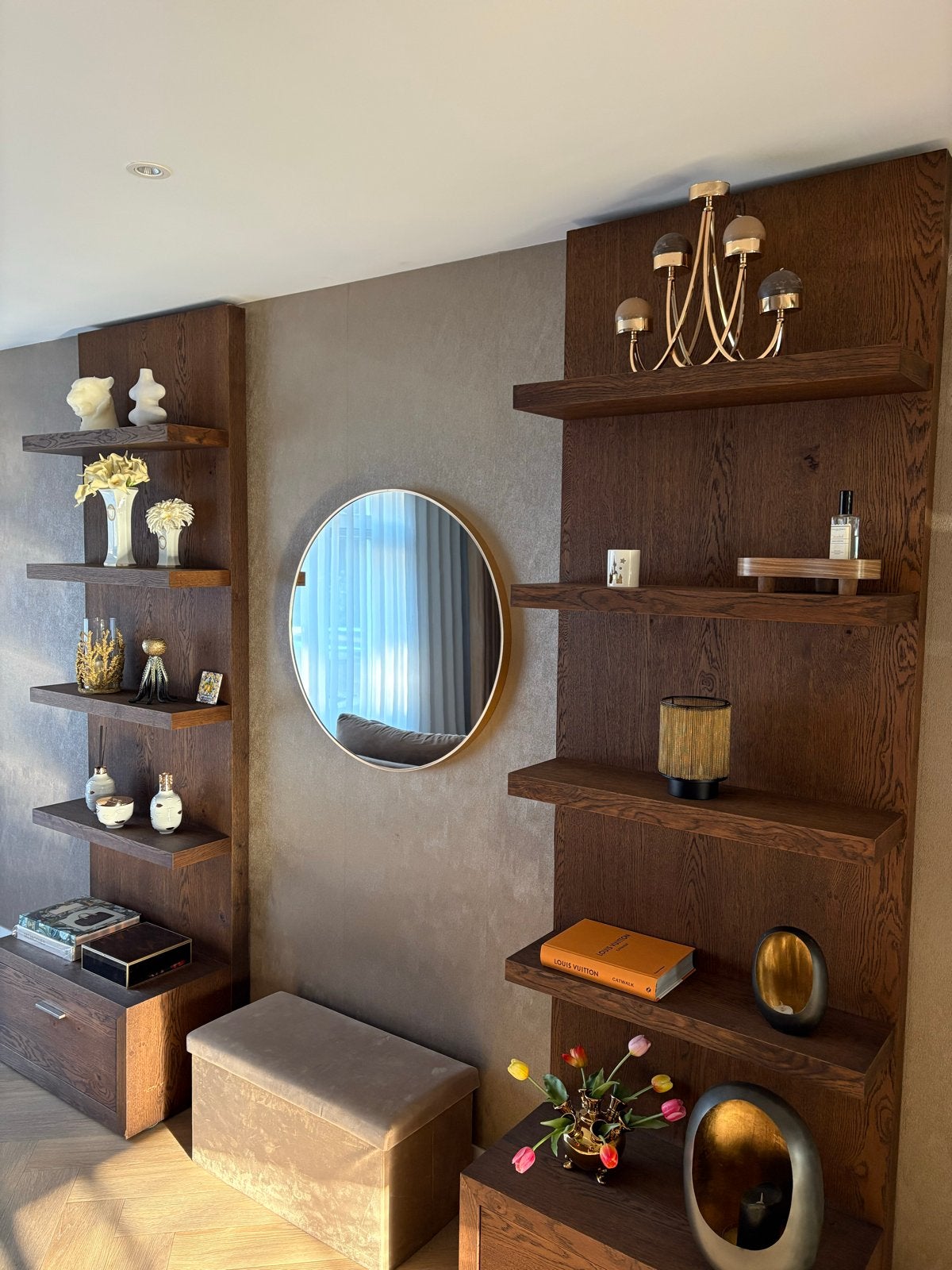 Elegante wandkast in eiken hout fineer, Ophalen, Zo goed als nieuw