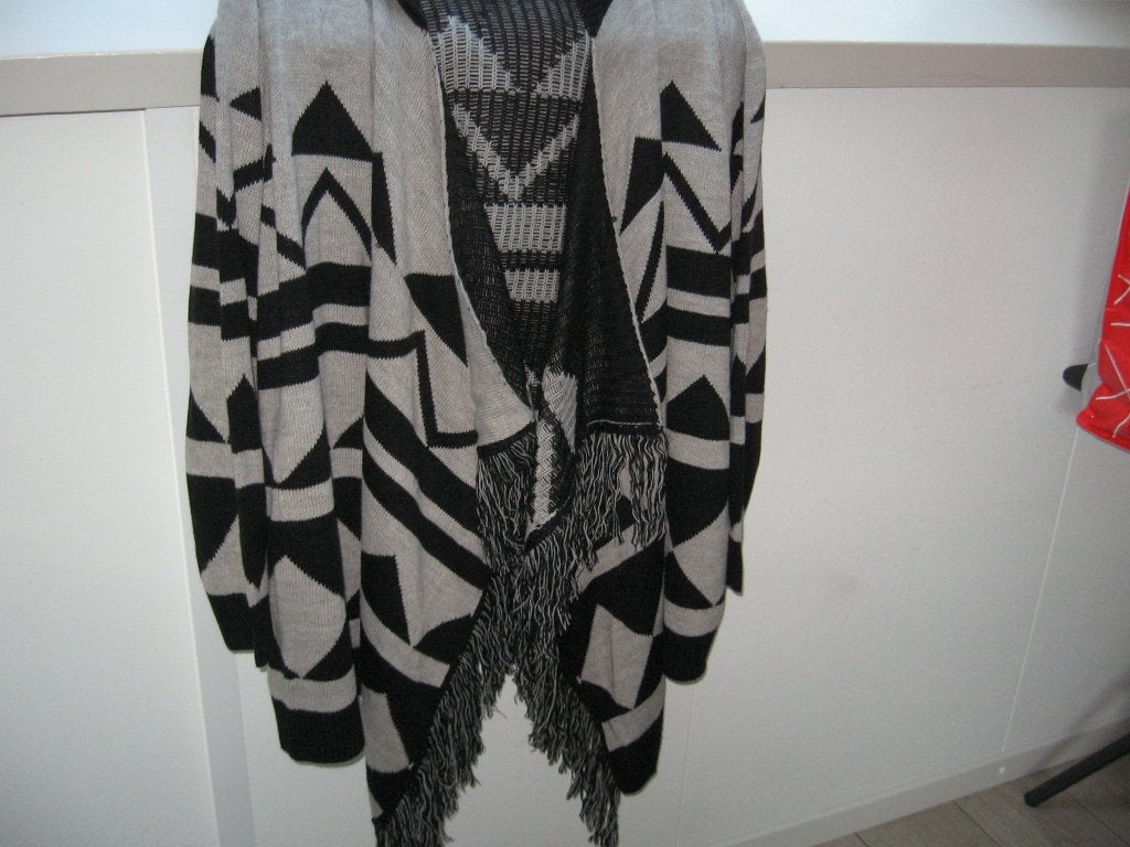 Grote warme omslagdoek poncho cape grijs zwart 56 58 €25.-, Ophalen of Verzenden, Nieuw, Grijs, Overige typen