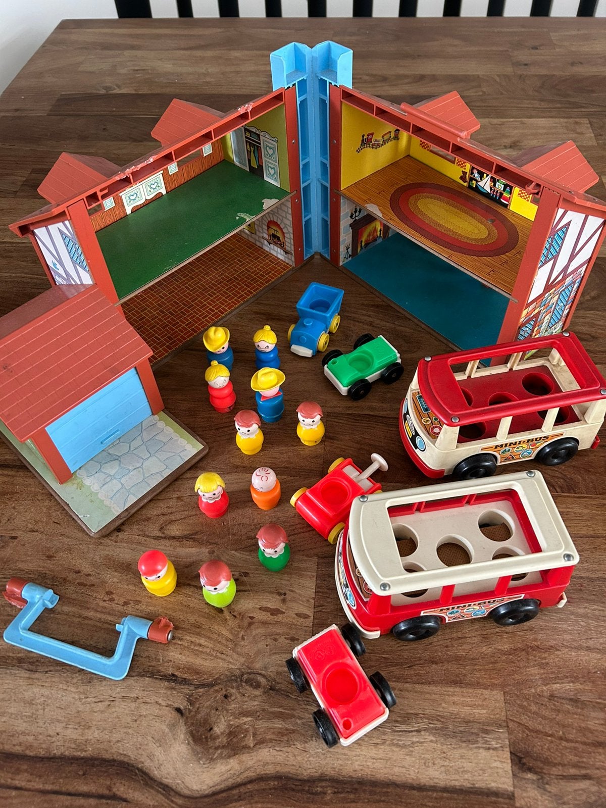 Vintage Fisher price huis met autos mini bus poppetjes, Ophalen of Verzenden, Gebruikt, Speelset