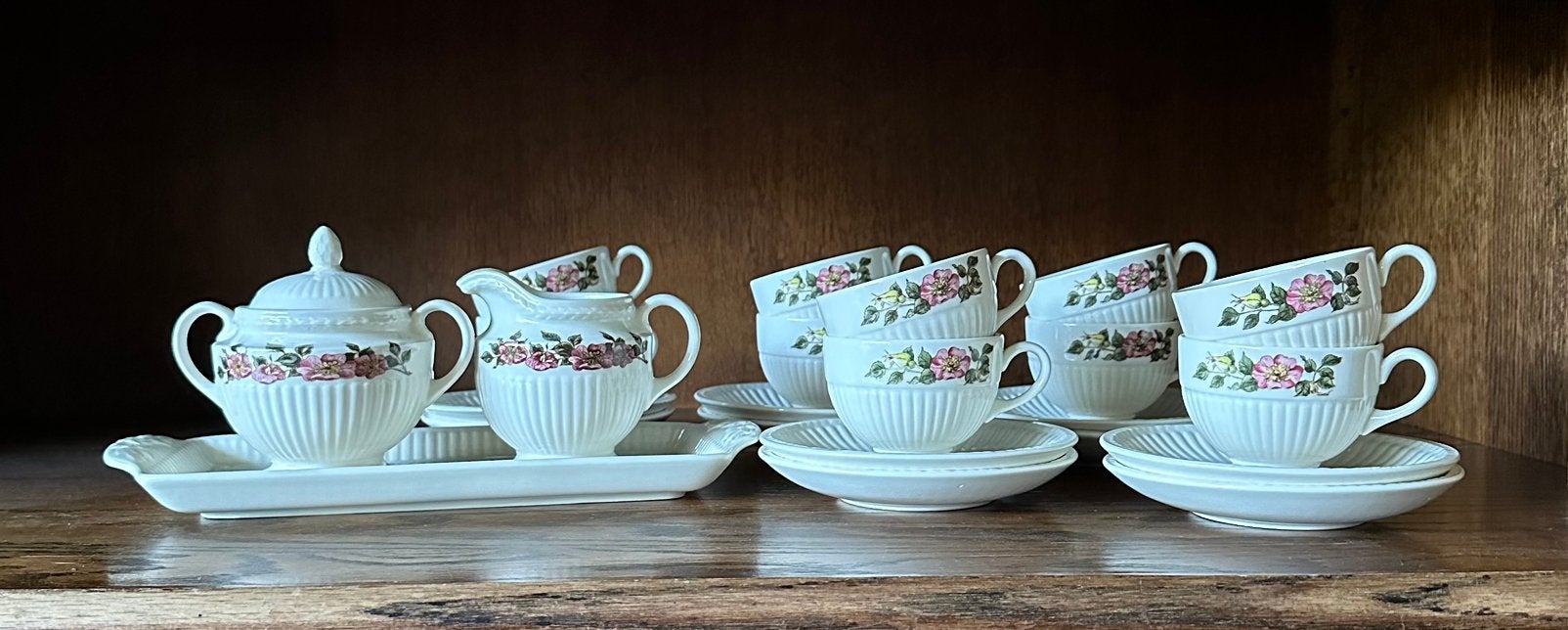 Wedgwood Briar Rose theeservies - 10 kop en schotels, Huis en Inrichting, Ophalen, Zo goed als nieuw, Porselein, Kop(pen) en/of Schotel(s)
