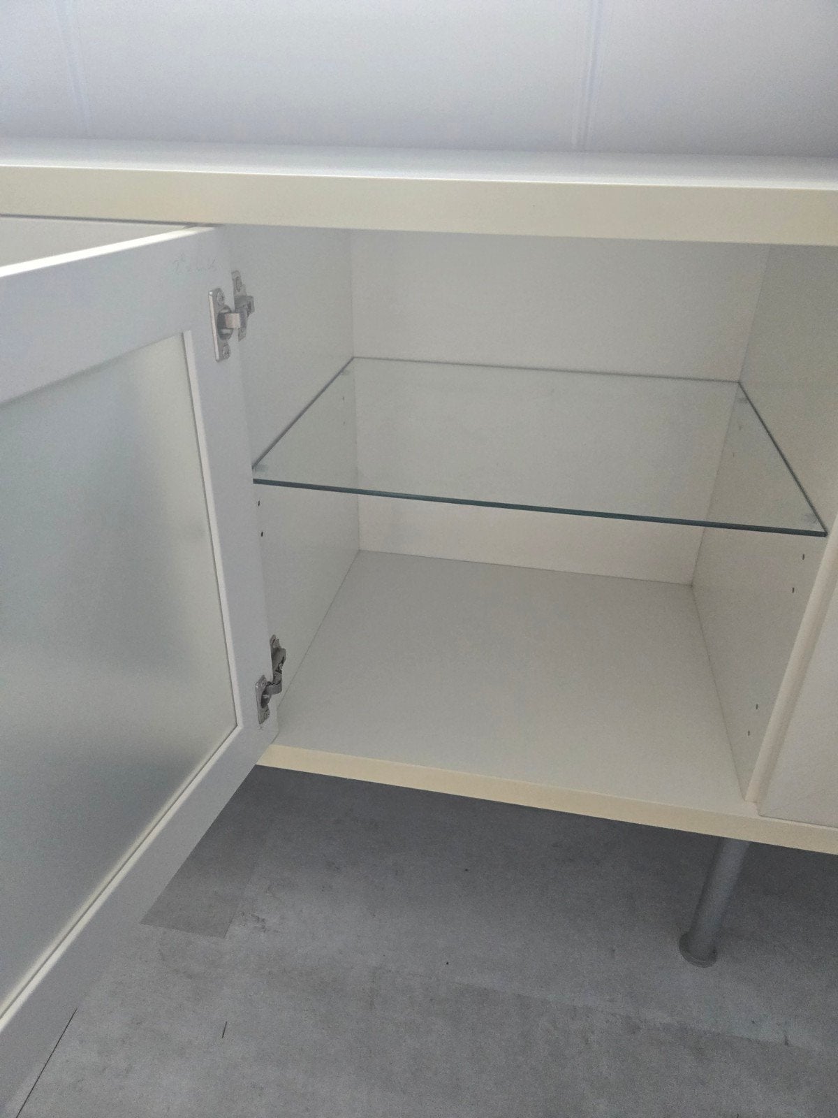 Witte dressoir kast op pootjes met glazen deuren en schappen, Ophalen, 150 tot 200 cm, 25 tot 50 cm, Glas