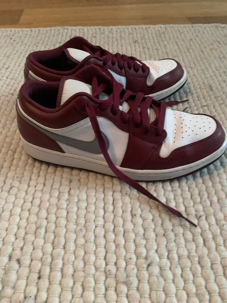 Nike air jordan bordeaux, Ophalen of Verzenden, Zo goed als nieuw, Rood, Sneakers of Gympen