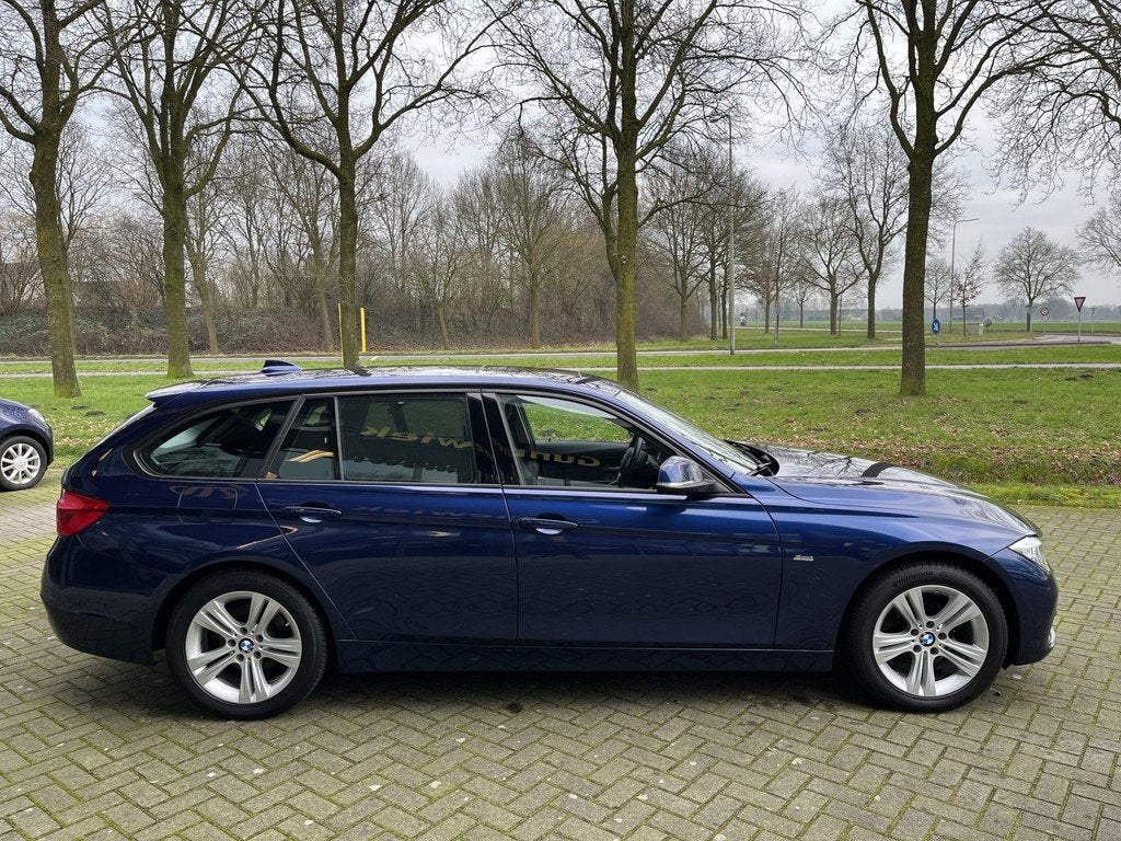 BMW 3 Serie Touring 318i Centennial High Executive | CRUISE, Auto's, BMW, Gebruikt, Blauw, 1445 kg, Handgeschakeld