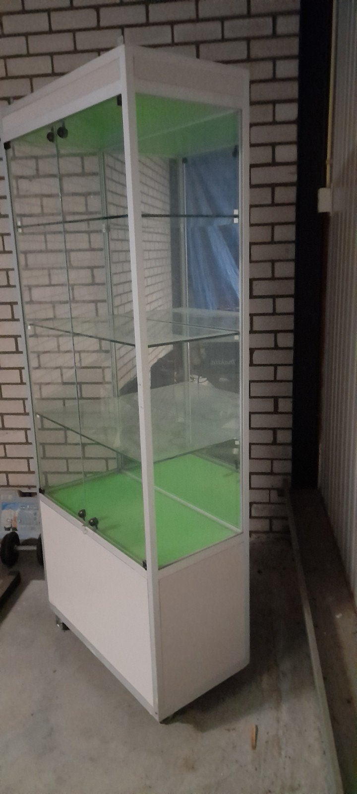 Glazen vitrinekast met wielen, Ophalen, 50 tot 100 cm, Zo goed als nieuw, Minder dan 100 cm
