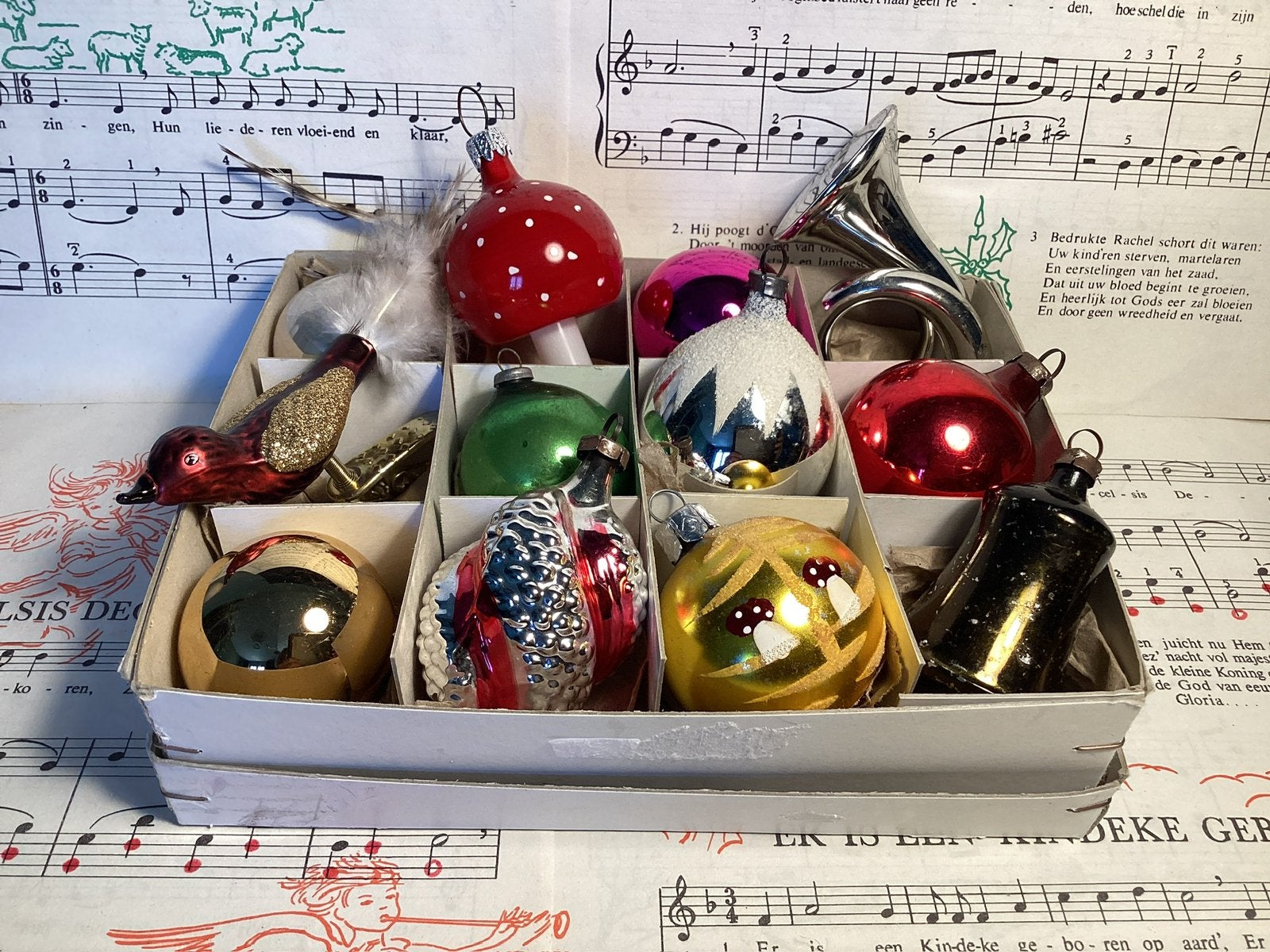 Doos met gekleurde glazen kerstballen en figuren 25,00 12st, Diversen, Kerst, Ophalen of Verzenden, Gebruikt