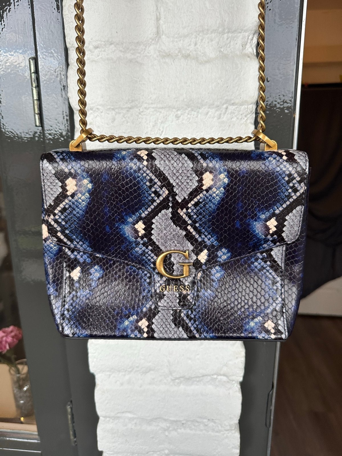 Guess schoudertasje met slangenprint - Niet gebruikt, Ophalen of Verzenden, Nieuw, Blauw, Schoudertasje
