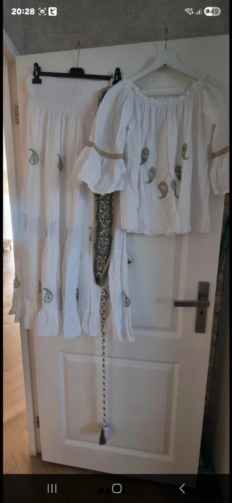 Handgemaakte Ibiza Set: Off-Shoulder Top, Rok & Riem, Wit, Maat 42/44 (L), Ophalen of Verzenden, Zo goed als nieuw