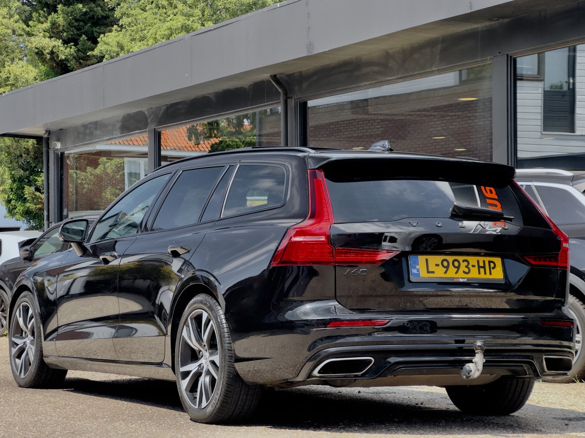 Volvo V60 2.0 T5 R-DESIGN 251PK AUT8 PANODAK LEDER NAVI CAME, Auto's, Dealer onderhouden, 15 km/l, Zwart, 93 €/maand