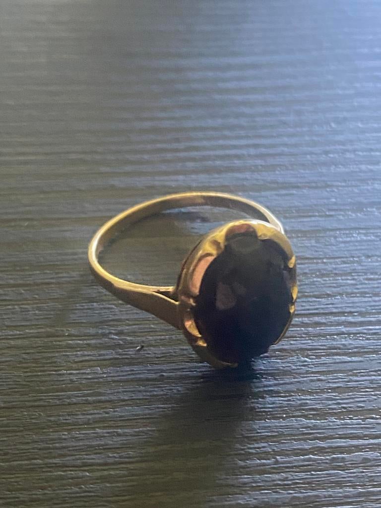 14 karaat gouden ring met zwarte steen, Ophalen of Verzenden, Zo goed als nieuw, 17 tot 18, Dame